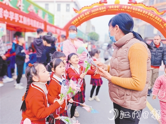 孩子們紛紛化身“金牌銷售”，向來往群眾介紹義賣品。