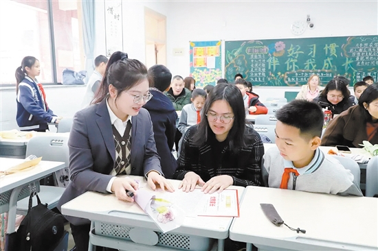 班主任向家長展示孩子在學(xué)習(xí)與成長中的點點滴滴。