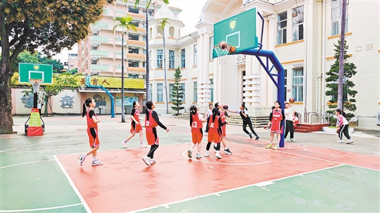 平山小學女子籃球隊開展“3v3”訓練賽，保持競賽狀態(tài)。