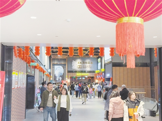 春節(jié)期間，影院人氣滿滿。