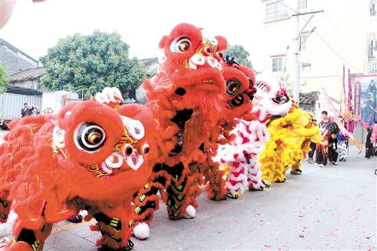巡游途中，醒獅隊帶來活靈活現(xiàn)的舞獅表演。