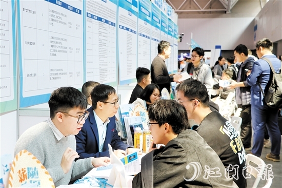 企業(yè)代表與求職者面對面交流。