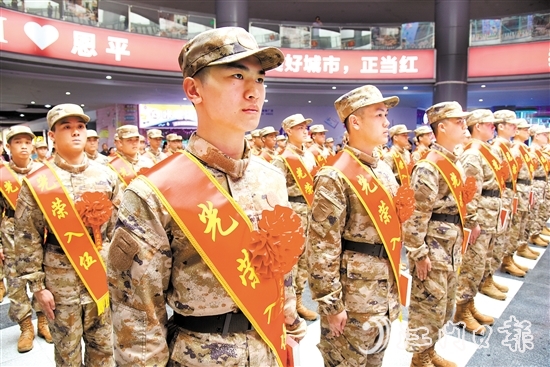 新兵奔赴軍營開啟新征程。