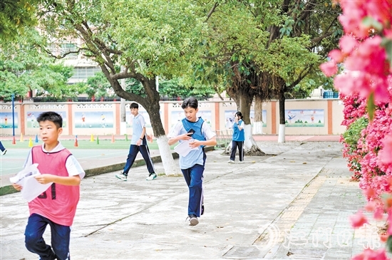 定向越野賽中，同學(xué)們進(jìn)行體力和智力比拼。