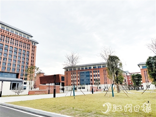 恩平智造學(xué)院設(shè)置在恩平市職教園內(nèi)，擁有優(yōu)質(zhì)的職業(yè)教育條件。