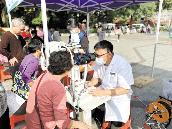 眼科醫(yī)生為市民進(jìn)行眼部檢查。