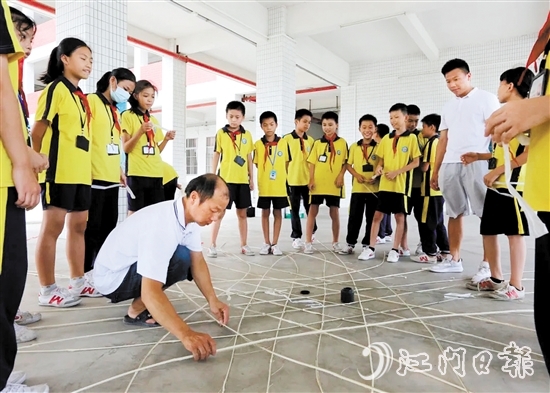 鄺活發(fā)參與“非遺進(jìn)校園”活動，為年輕一代講解泮村燈會相關(guān)知識。