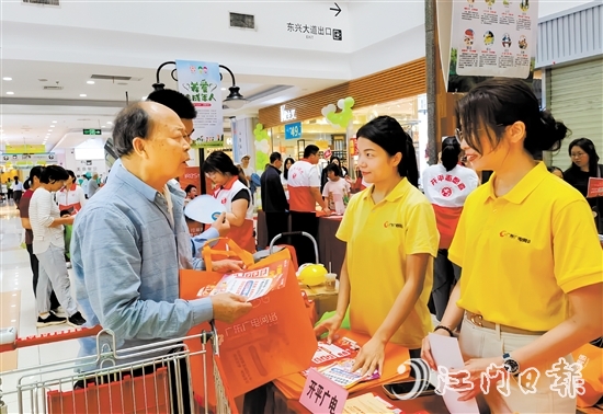 工作人員耐心解答市民疑問，大力宣傳普及消費(fèi)者權(quán)益保護(hù)等有關(guān)知識(shí)。