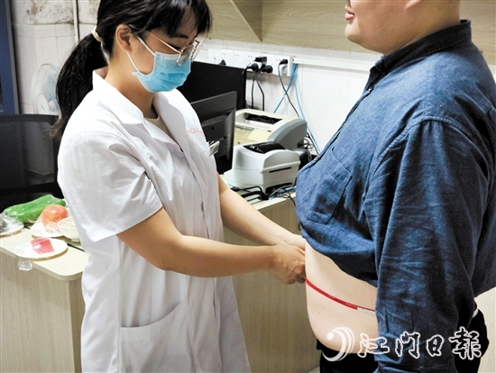 醫(yī)生為記者測量腰圍。