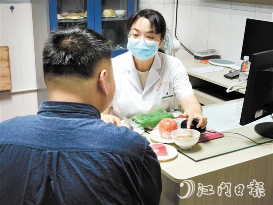體重管理門診內(nèi)分泌科、營養(yǎng)科區(qū)長羅群芳向記者介紹食物所含熱量。