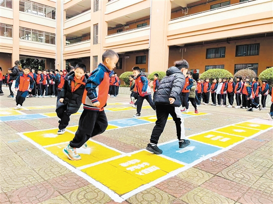 蓬江區(qū)農(nóng)林雙朗小學(xué)課間游戲很受學(xué)生歡迎。