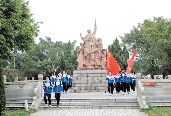 學(xué)生們參觀南樓紀(jì)念公園、聆聽(tīng)南樓七烈士事跡。