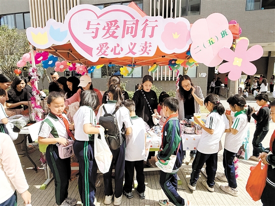 活動(dòng)現(xiàn)場(chǎng)，各班級(jí)的義賣攤位琳瑯滿目，學(xué)生們紛紛拿出自己親手制作的手工藝品、書籍、文具等物品進(jìn)行義賣。