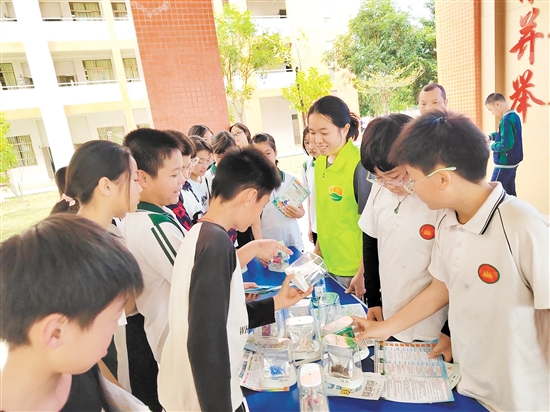 禁毒社工與志愿者向同學(xué)們講解毒品的危害及預(yù)防知識(shí)