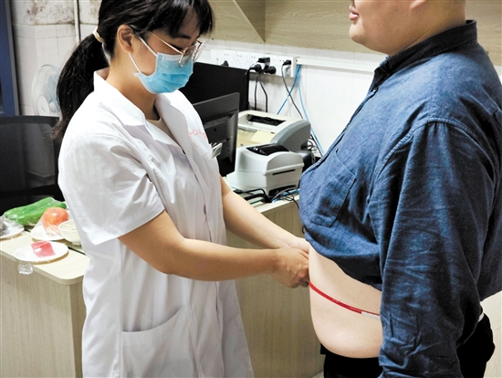 醫(yī)生為記者測量腰圍。