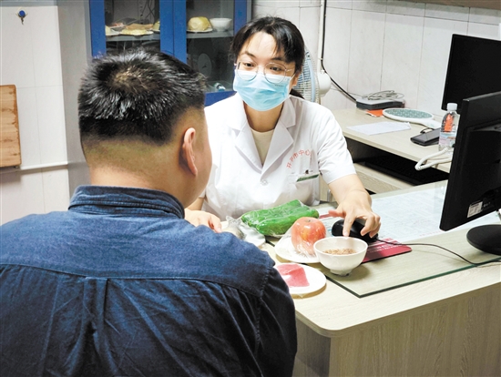 體重管理門診內(nèi)分泌科、營養(yǎng)科區(qū)長羅群芳向記者介紹食物所含熱量。