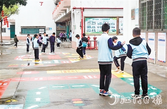 大江鎮(zhèn)中心小學(xué)充分利用閑置空地，精心打造16個(gè)趣味十足的課間地面游戲“微運(yùn)動(dòng)空間”。