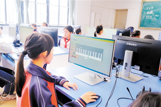 學(xué)生在電腦上調(diào)試編程。