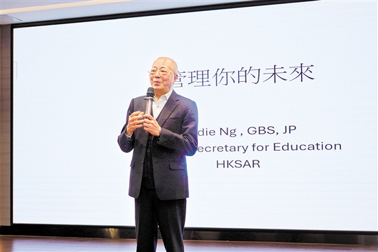 吳克儉在臺(tái)上演講。