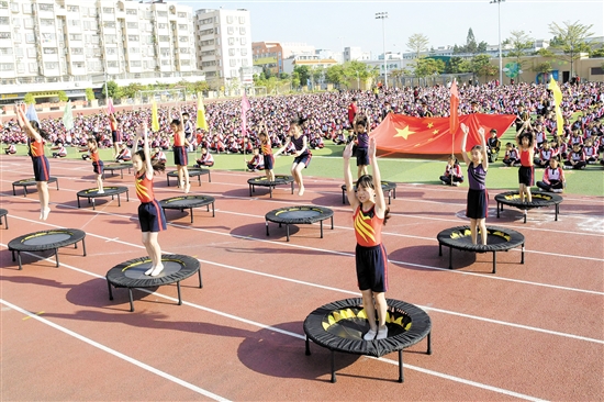 新會(huì)東區(qū)學(xué)校開展蹦床特色體育教育，培養(yǎng)學(xué)生體育興趣。