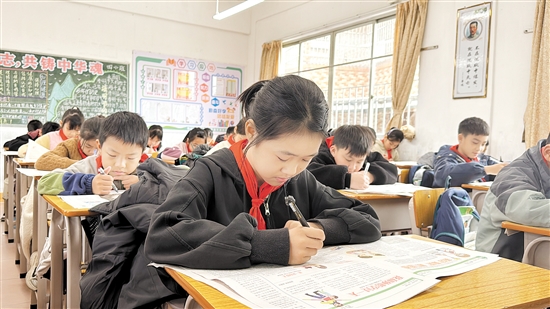 學生們對《青蘋果》愛不釋手。