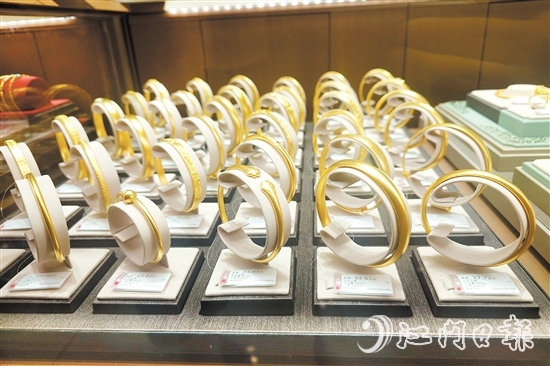 江門多家品牌金店金飾價(jià)格上漲。
