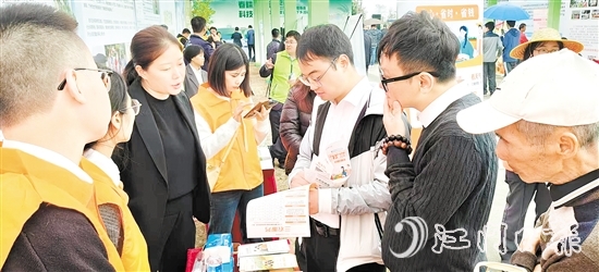 保險行業(yè)工作人員向群眾普及金融知識。