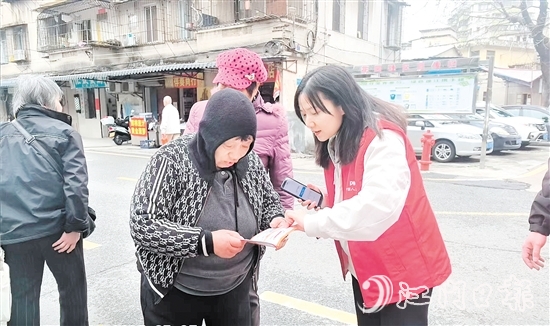 中國人保工作人員向長者講解騙子套路。
