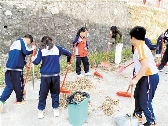 大崗小學從學生日常生活入手，培養(yǎng)學生養(yǎng)成勞動習慣。