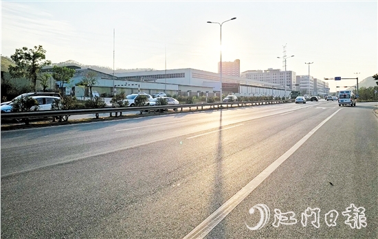 養(yǎng)護(hù)后的路面十分平坦。