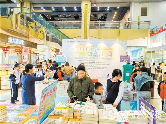 學生和家長正在選購圖書。