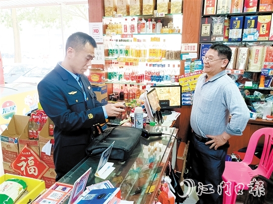 針對(duì)轄區(qū)商超、煙酒店，恩平市煙草專賣(mài)局積極開(kāi)展“法治體檢”，重點(diǎn)檢查價(jià)簽規(guī)范、禁售標(biāo)識(shí)等常見(jiàn)問(wèn)題。