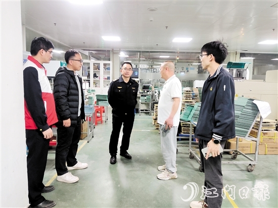 恩平市應(yīng)急管理局工作人員到企業(yè)開(kāi)展“平安夜訪(fǎng)”。