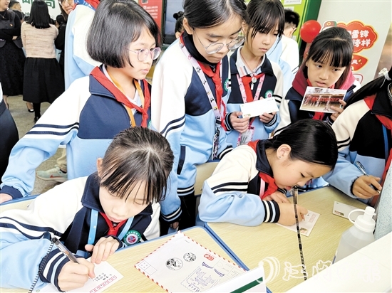 學生們在明信片上寫上對好友、父母、老師想說的話。