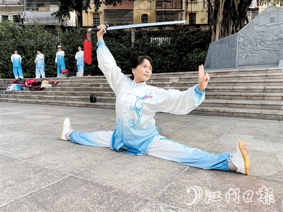 岑優(yōu)嫦現(xiàn)場(chǎng)展示太極技藝，輕松完成一字馬動(dòng)作。