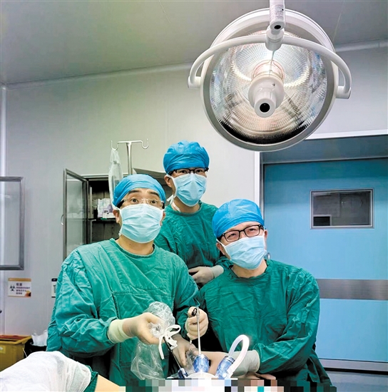 黃暉（左一）擔任主刀施行腔鏡下乳腺癌手術(shù)。