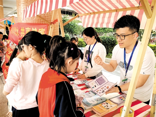 江門市疾控中心工作人員走進校園，科普體重管理知識。