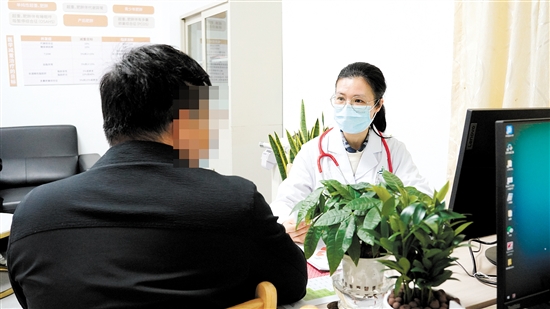 首批來診群眾進行診療體驗。