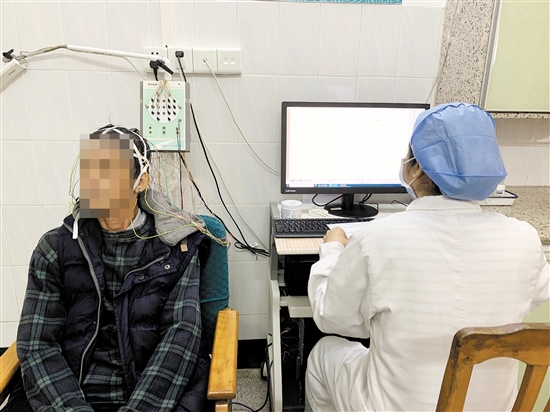 醫(yī)生為患者進行長程視頻腦電圖檢測。