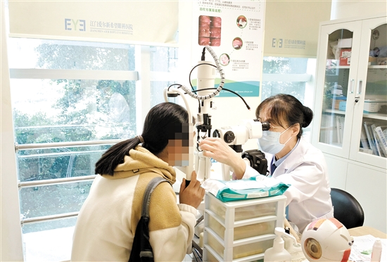 醫(yī)生為患者檢查眼睛。