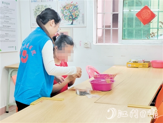 在項(xiàng)目組的用心指導(dǎo)下，小燕的就業(yè)技能越來越嫻熟了。