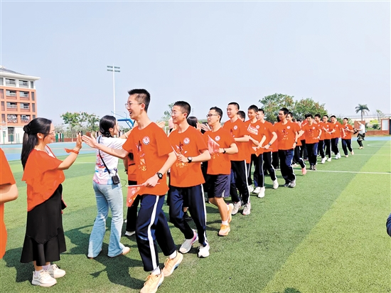 江門(mén)市第一中學(xué)景賢學(xué)校人才島校區(qū)九年級(jí)學(xué)生們跟老師們擊掌鼓勁。