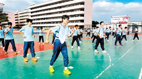 學(xué)生們正在進行大課間操前的熱身運動。