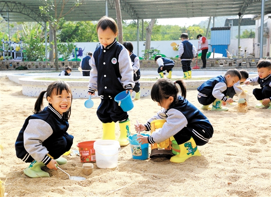 蒼城鎮(zhèn)中心幼兒園的孩子們在改造后的沙水區(qū)探索自然。
