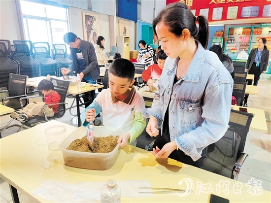 孩子與家長體驗(yàn)靈芝種植。