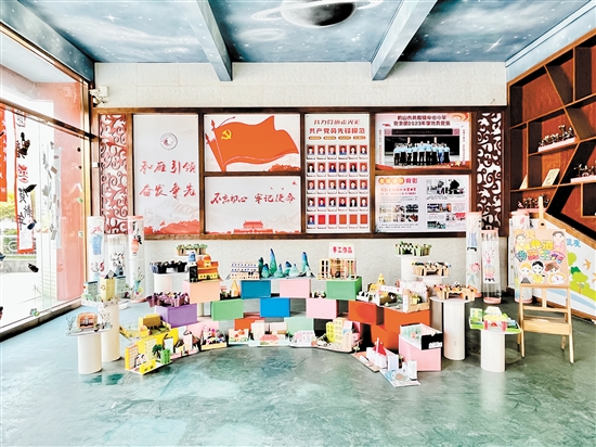 共和鎮(zhèn)中心小學(xué)舉辦植樹節(jié)手抄報評比活動，旨在通過學(xué)生們的創(chuàng)意和手繪，展現(xiàn)對植樹節(jié)的理解和對環(huán)保的熱愛。