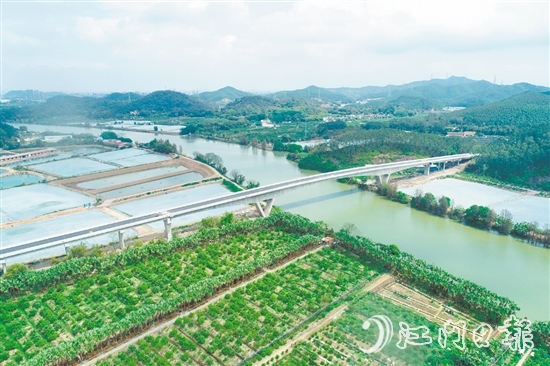 新馬單大橋橫跨虎坑水道。