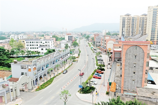 赤坎鎮(zhèn)中心商鋪外立面改造后，面貌煥然一新。