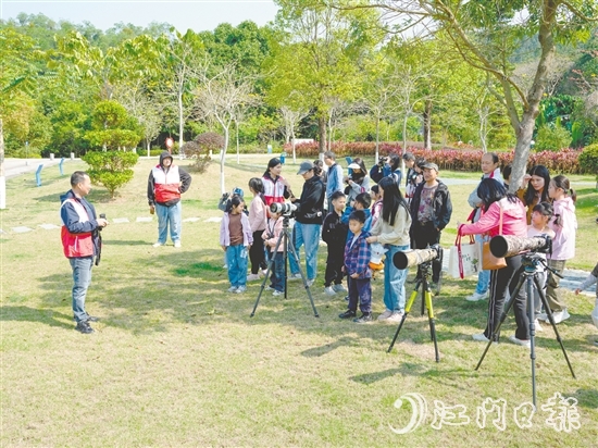 孩子們?cè)趯W(xué)習(xí)觀鳥技巧。