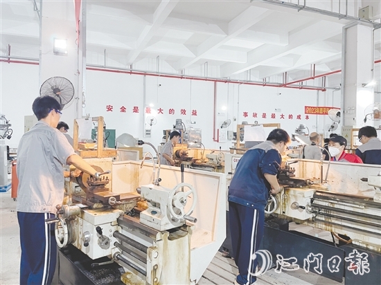恩平市職業(yè)教育園設(shè)置“校中廠”“廠中?！被旌辖虒W(xué)區(qū)，引入“雙元制”課程體系，爭創(chuàng)開放型區(qū)域產(chǎn)教融合實(shí)踐中心。